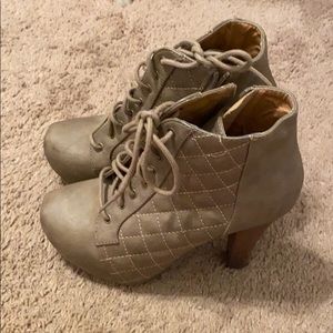 Ankle booties. Brown.